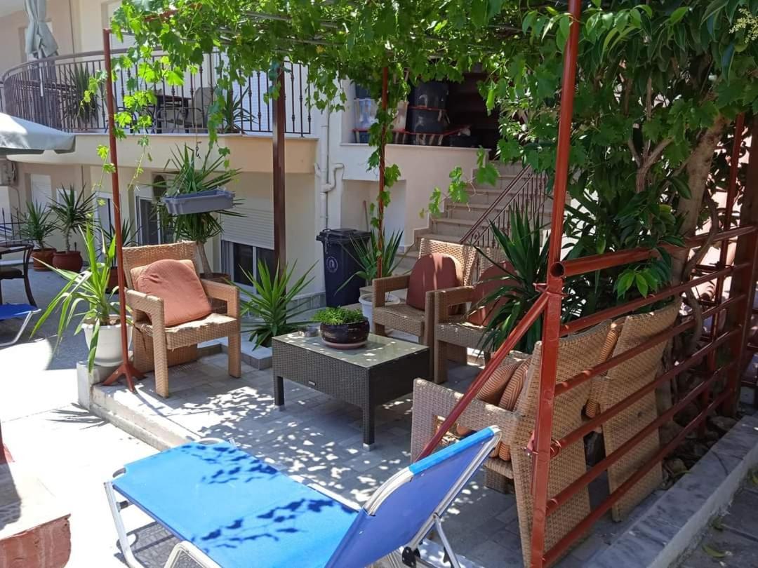 Blue Moon Accommodation Неа Миханиона Екстериор снимка