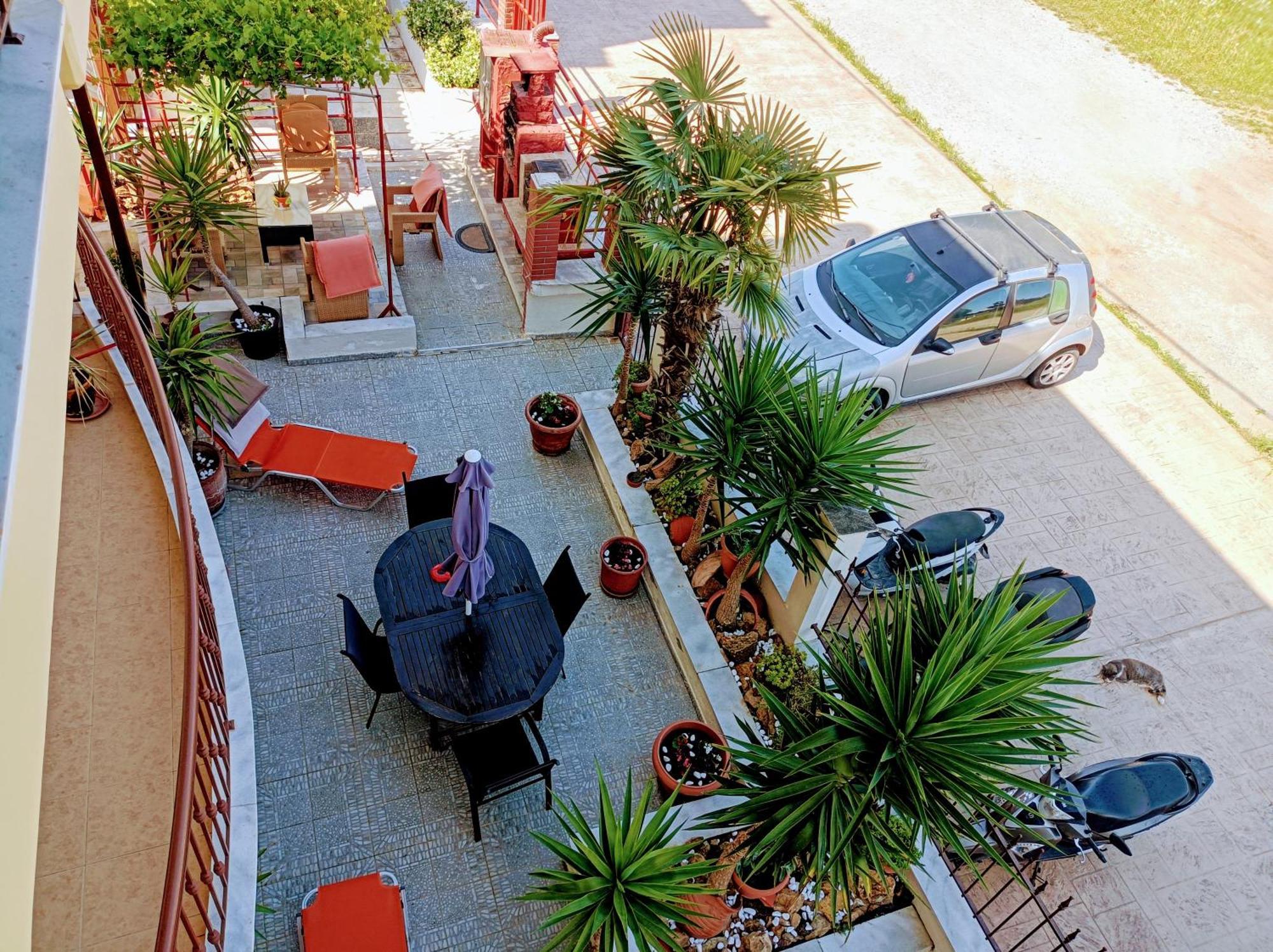 Blue Moon Accommodation Неа Миханиона Екстериор снимка